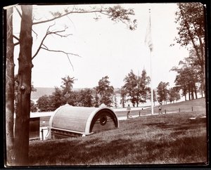 Uitzicht op het oorspronkelijke graf van Grant in Riverside Park, kijkend naar de Hudson River, New York, c.1893